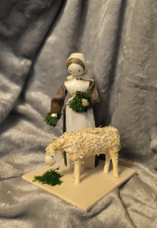 gazdiná kŕmi ovečku v.14 cm