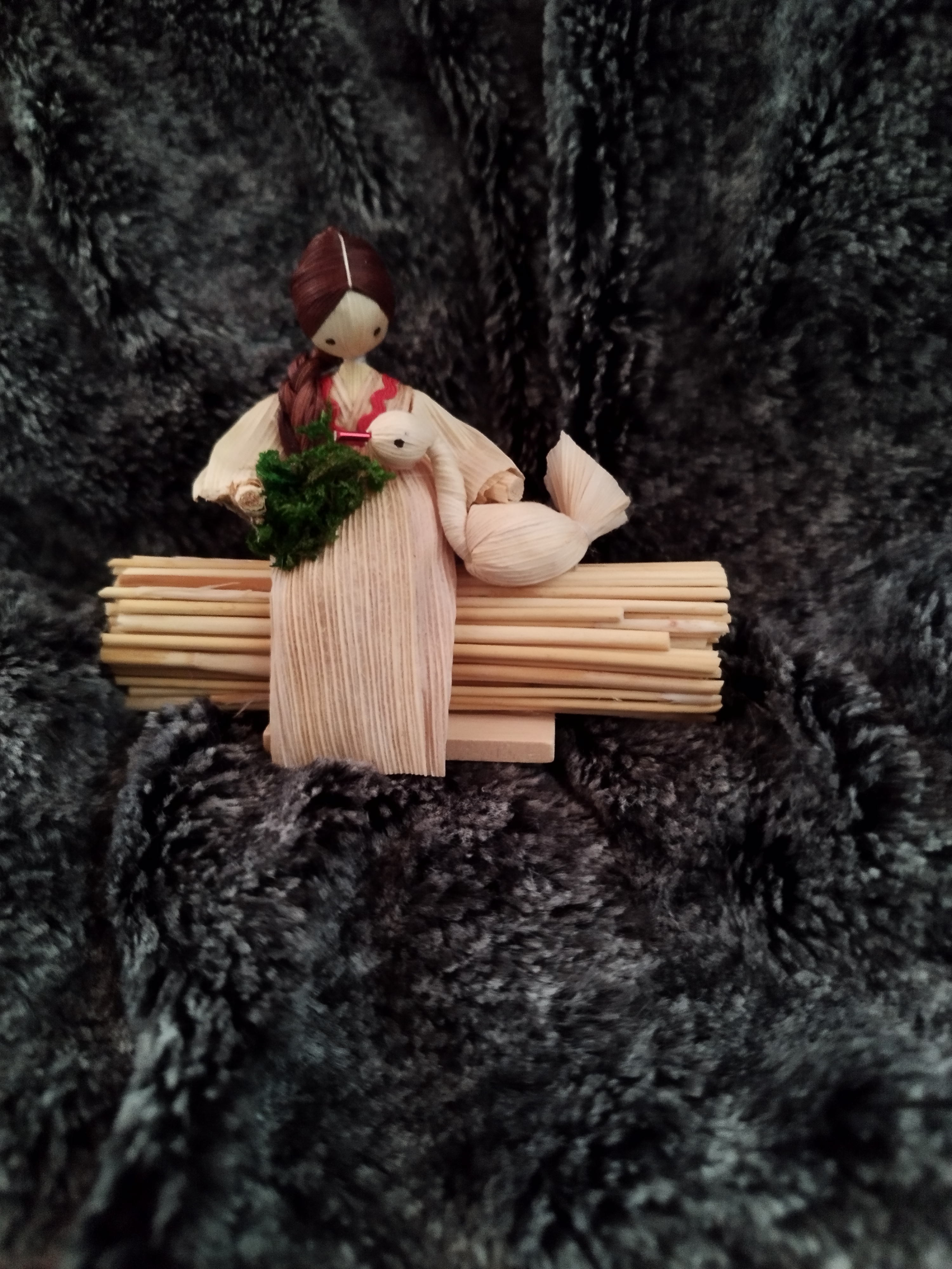 Mini pastierka s húskou sedí